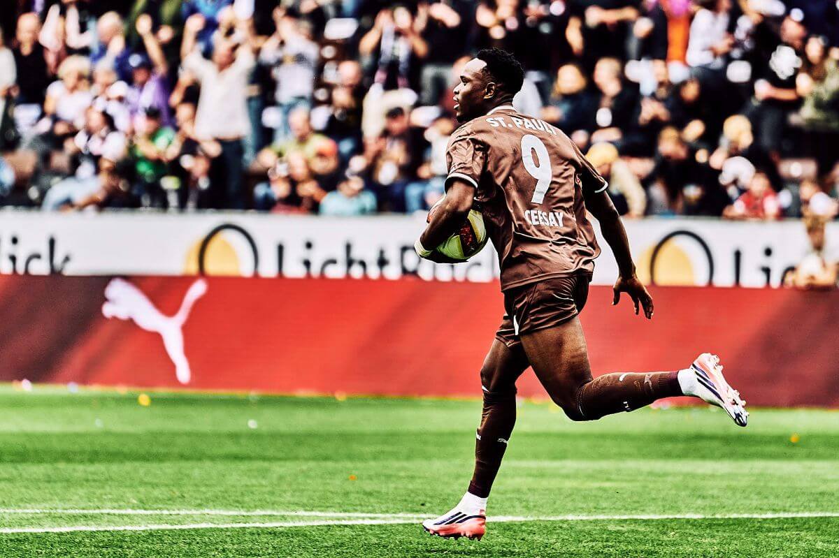 Hamburg, Deutschland, 30.08.2026, Millerntor-Stadion, 2. Bundesliga, FC St. Pauli - 1. FC Kaiserslautern Abdoulie Ceesay (FC St. Pauli) feiert seinen Anschlusstreffer gegen den 1. FC Kaiserslautern. Copyright: Stefan Groenveld