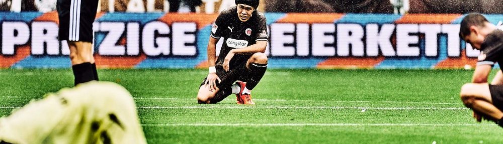 Hamburg, Deutschland, 30.08.2026, Millerntor-Stadion, 2. Bundesliga, FC St. Pauli - 1. FC Kaiserslautern Tomoya Andō und die restlichen Spieler des FC St. Pauli sind enttäuscht nach der Niederlage gegen den 1. FC Kaiserslautern. Copyright: Stefan Groenveld