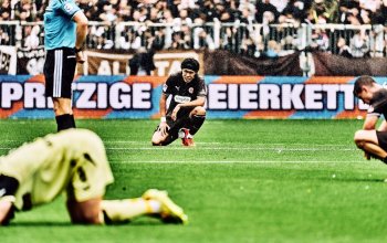 Hamburg, Deutschland, 30.08.2026, Millerntor-Stadion, 2. Bundesliga, FC St. Pauli - 1. FC Kaiserslautern Tomoya Andō und die restlichen Spieler des FC St. Pauli sind enttäuscht nach der Niederlage gegen den 1. FC Kaiserslautern. Copyright: Stefan Groenveld