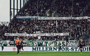 Die Fürther-Fans halten Tapeten mit einer klaren Positionierung gegen Nazis Richtung Spielfeld.