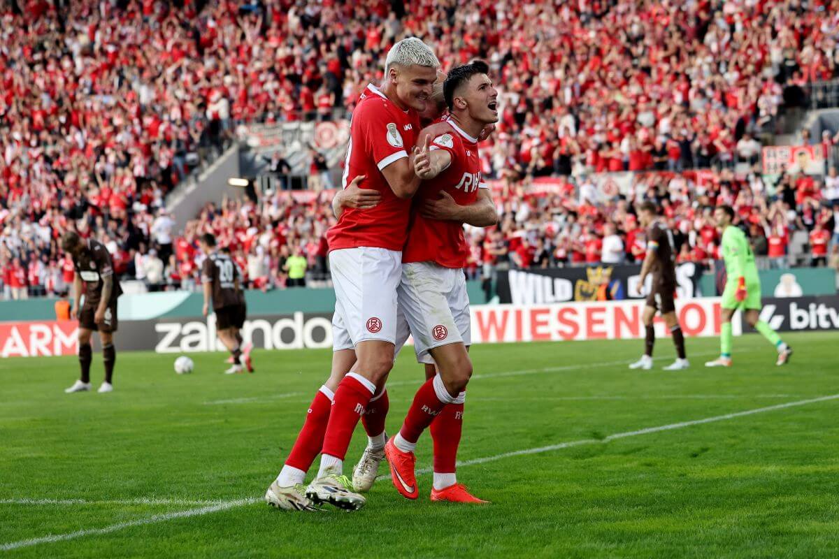 ESSEN, GERMANY - AUGUST 23: Semir Telalovic of RW Essen celebrates the second goal with Marek Janssen of RW Essen (L) during the DFB Cup 2026/27 match between Rot-Weiss Essen and St. Pauli at Stadion an der Hafenstrasse on August 23, 2026 in Essen, Germany. (Photo by Christof Koepsel/Getty Images)