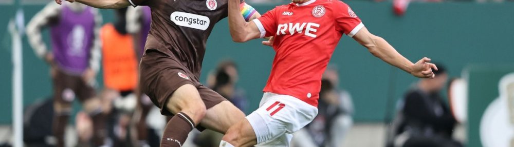 ESSEN, GERMANY - AUGUST 23: Noah Pesch of RW Essen (R) challenges David Nemeth of FC St. Pauli (L)during the DFB Cup 2026/27 match between Rot-Weiss Essen and St. Pauli at Stadion an der Hafenstrasse on August 23, 2026 in Essen, Germany. (Photo by Christof Koepsel/Getty Images)