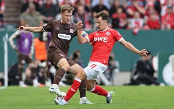 ESSEN, GERMANY - AUGUST 23: Noah Pesch of RW Essen (R) challenges David Nemeth of FC St. Pauli (L)during the DFB Cup 2026/27 match between Rot-Weiss Essen and St. Pauli at Stadion an der Hafenstrasse on August 23, 2026 in Essen, Germany. (Photo by Christof Koepsel/Getty Images)
