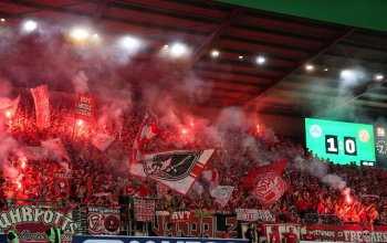 Fankurve von Rot-Weiss Essen beim Relegationsspiel in Fürth. // (c) Leonhard Simon/Getty Images via OneFootball