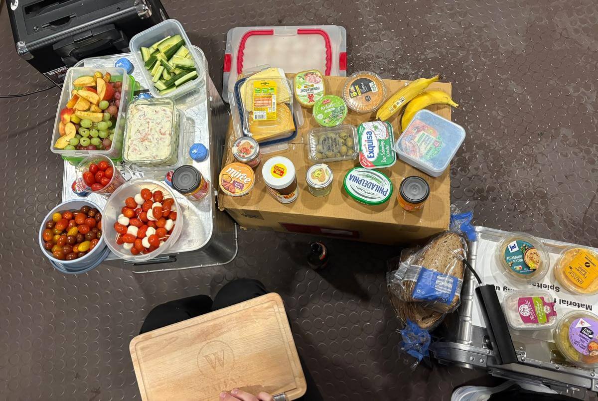Bunter Abendessen-Tisch in der Teamkabine. // (c) FCSP 1. Frauen