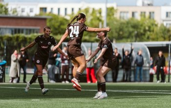 Lina Jubel (FC St. Pauli) feiert ihren Führungstreffer gegen Hannover 96 mit Malena Watzlawik und AnSo Greifenberg. 20.09.2026 // (c) @eddy.photogr