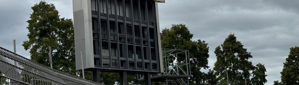 In die Jahre gekommene Anzeigetafel im Wolfsburger Stadion Am Elsterweg.