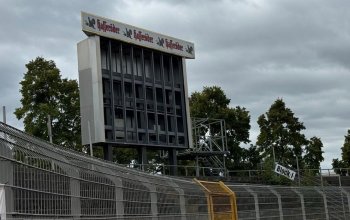 In die Jahre gekommene Anzeigetafel im Wolfsburger Stadion Am Elsterweg.