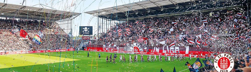 Titelbild des FC St. Pauli-Kalenders 2027. Zu sehen ist der Einmarsch der Teams vor einem Heimspiel, im Hintergrund die Choreo auf der Süd mit "Zurück in Liga 1"