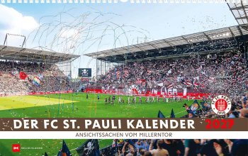 Titelbild des FC St. Pauli-Kalenders 2027. Zu sehen ist der Einmarsch der Teams vor einem Heimspiel, im Hintergrund die Choreo auf der Süd mit "Zurück in Liga 1"