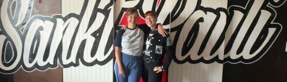 Debbie und Aga vor dem St. Pauli-Schriftzug in den Fanräumen.
