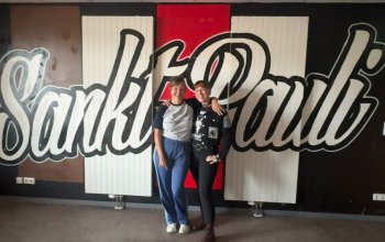 Debbie und Aga vor dem St. Pauli-Schriftzug in den Fanräumen.
