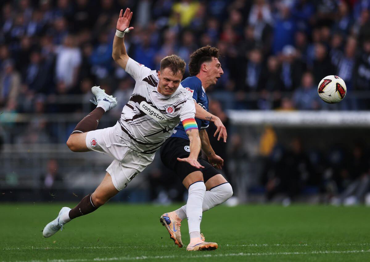 BIELEFELD, GERMANY - SEPTEMBER 04: Jannik Rochelt of Arminia Bielefeld is challenged by David Nemeth of FC St. Pauli during the 2. Bundesliga 2026/27 match between DSC Arminia Bielefeld and St. Pauli at Schueco Arena on September 04, 2026 in Bielefeld, Germany. (Photo by Lars Baron/Getty Images)