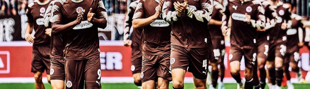 Hamburg, Deutschland, 30.08.2026, Millerntor-Stadion, 2. Bundesliga, FC St. Pauli - 1. FC Kaiserslautern Die Spieler des FC St. Pauli applaudieren in Richtung Publikum vor dem Warm-Up vor der Partie gegen den 1. FC Kaiserslautern. Copyright: Stefan Groenveld