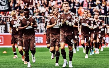 Hamburg, Deutschland, 30.08.2026, Millerntor-Stadion, 2. Bundesliga, FC St. Pauli - 1. FC Kaiserslautern Die Spieler des FC St. Pauli applaudieren in Richtung Publikum vor dem Warm-Up vor der Partie gegen den 1. FC Kaiserslautern. Copyright: Stefan Groenveld