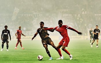 Hamburg, Deutschland, 12.09.2026, Fussball, 2. Bundesliga, Millerntor-Stadion, FC St. Pauli - VfL Wolfsburg amburg, Deutschland, 12.09.2026, Fussball, 2. Bundesliga, Millerntor-Stadion, FC St. Pauli - VfL Wolfsburg, Youssoupha Niang (FC St. Pauli) und Cleiton (VfL Wolfsburg) im Zweikampf. Copyright: Stefan Groenveld