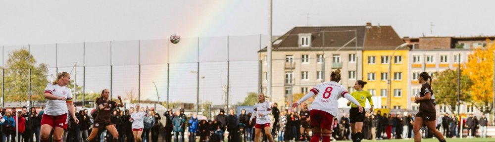 Spielszene zwischen den 1. Frauen des FC St. Pauli und ATS Buntentor am 25. Oktober 2026. Im Hintergrund ein Regenbogen. // (c) @eddy.photogr