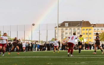 Spielszene zwischen den 1. Frauen des FC St. Pauli und ATS Buntentor am 25. Oktober 2026. Im Hintergrund ein Regenbogen. // (c) @eddy.photogr