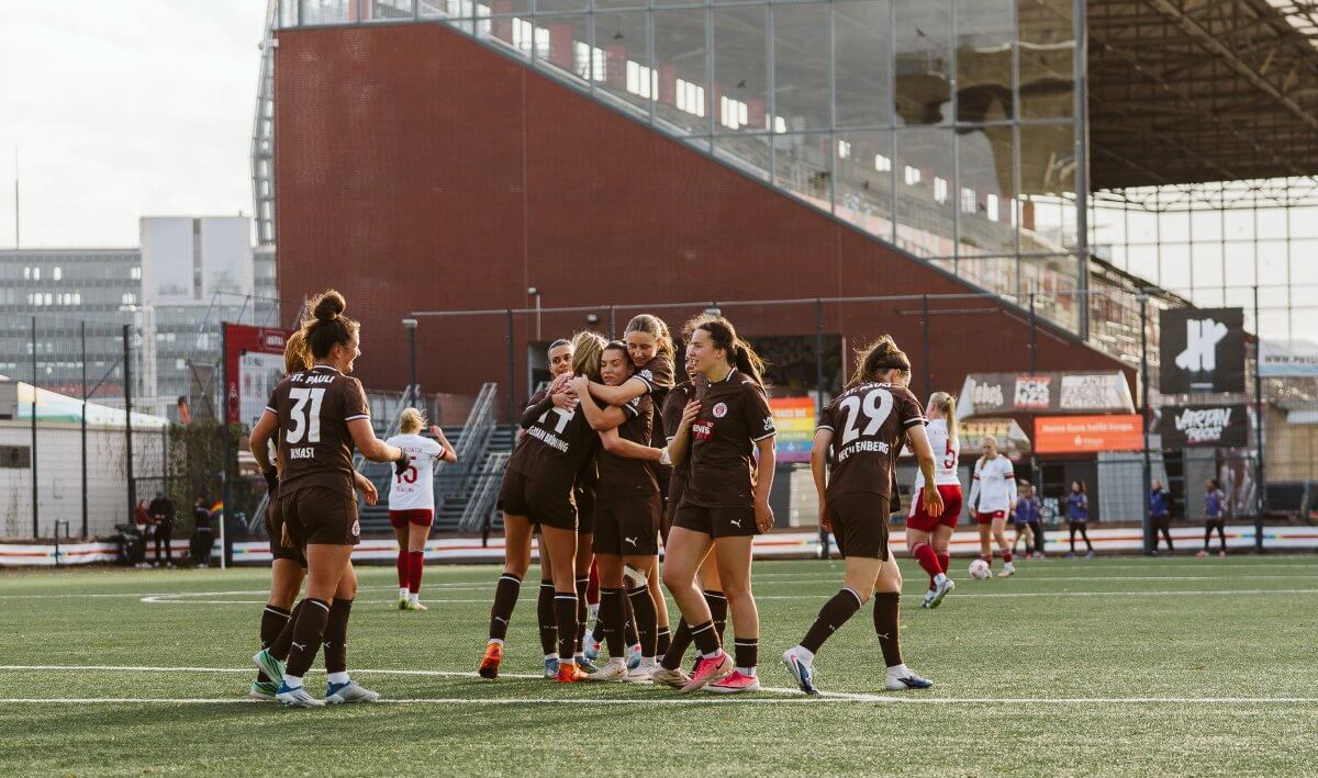 Torjubel der 1. Frauen des FC St. Pauli gegen ATS Buntentor am 25. Oktober 2026. // (c) @eddy.photogr