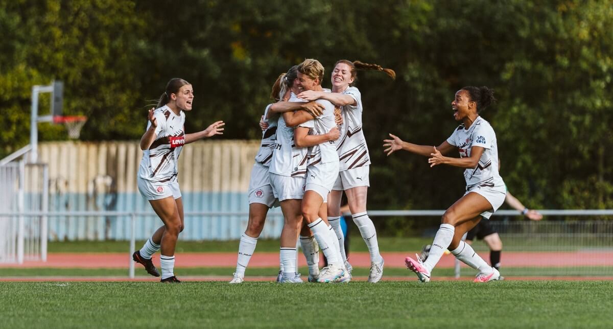 Große Freude nach dem Ausgleich der FC St. Pauli 1. Frauen beim SV Henstedt-Ulzburg am 5.10.2026. Zu sehen ist der gemeinsame Torjubel von sechs Spielerinnen. // (c) @eddy.photogr