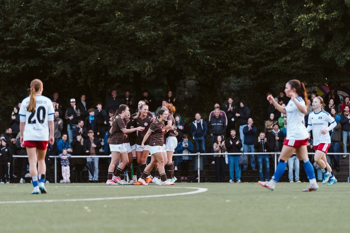 Malena Watzlawik mit dem 3:0 per Starfstoß im Spiel der FC St. Pauli 1. Frauen am 10.10.2026 im Sternschanzenpark gegen HSV II. // (c) @eddy.photogr