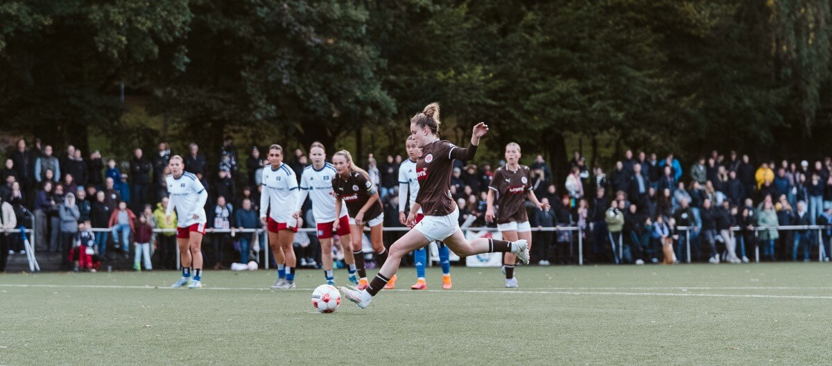 Malena Watzlawik mit dem 3:0 per Strafstoß im Spiel der FC St. Pauli 1. Frauen am 10.10.2026 im Sternschanzenpark gegen HSV II.