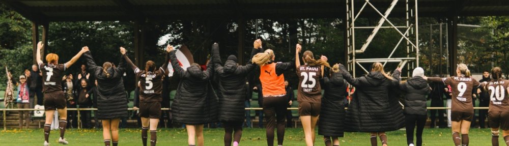 Jubel des Teams mit den Fans nach dem 5:1 der FC St. Pauli 1. Frauen bei Werder II am 18.10.2026. // (c) @eddy.photogr
