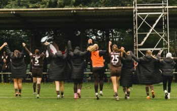Jubel des Teams mit den Fans nach dem 5:1 der FC St. Pauli 1. Frauen bei Werder II am 18.10.2026. // (c) @eddy.photogr