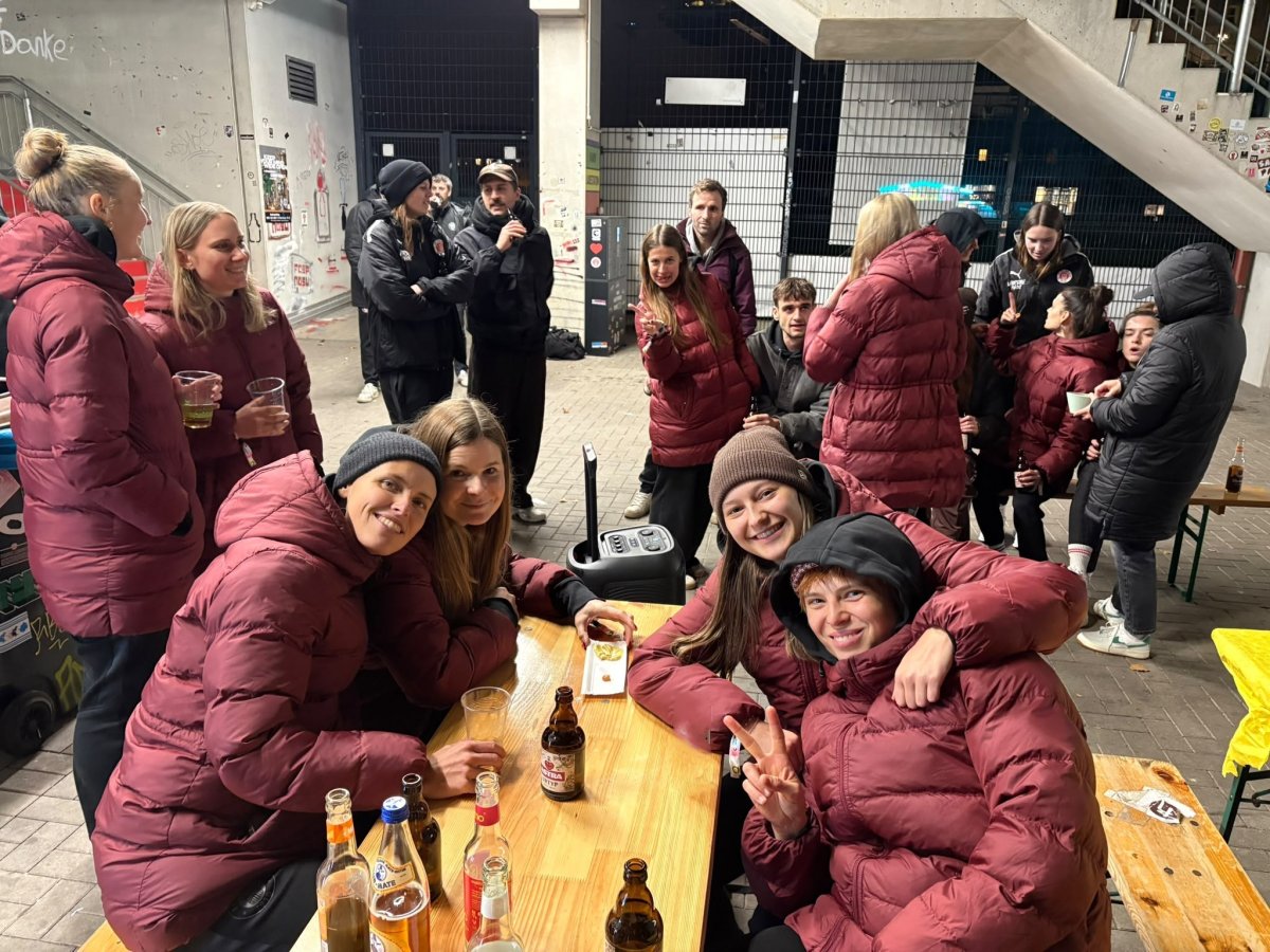 Gemeinsame Feier der 1. Frauen des FC St. Pauli nach dem Spiel, unter der Nordkurve.