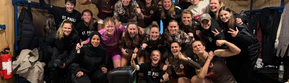 Kabinenfoto der FC St. Pauli 1. Frauen am 10.Oktober nach dem 3:0 gegen den HSV II.