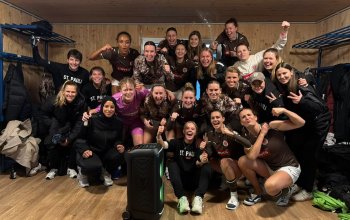 Kabinenfoto der FC St. Pauli 1. Frauen am 10.Oktober nach dem 3:0 gegen den HSV II.