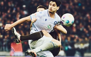 Ein intensiver Zweikampf zwischen einem St. Pauli- und einem KSC-Spieler.