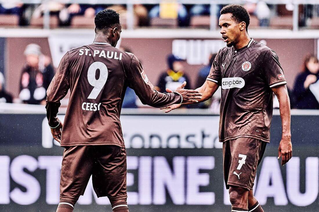 Hamburg, Deutschland, 11.10.2026, 2. Bundesliga, Fussball, FC St. Pauli - Karlsruher SC Abdoulie Ceesay und Youssoupha Niang (beide FC St. Pauli) in der Partie gegen den Karlsruher SC. Copyright: Stefan Groenveld