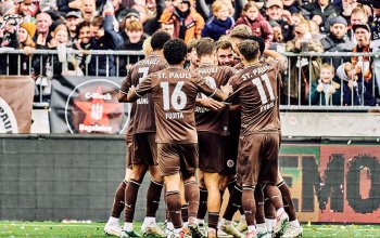 Hamburg, Deutschland, 11.10.2026, 2. Bundesliga, Fussball, FC St. Pauli - Karlsruher SC Die Spieler des FC St. Pauli feiern den Treffer von Lars Ritzka zum 2:0 gegen den Karlsruher SC. Copyright: Stefan Groenveld