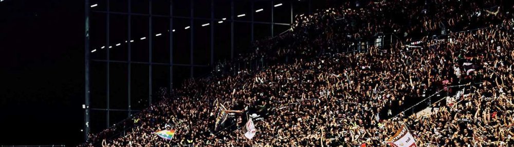 Spieler des FC St. Pauli feiern nach dem Heimsieg gegen den VfL Wolfsburg am 12.9.2026 vor und mit der Gegengerade am Millerntor. // (c) Stefan Groenveld