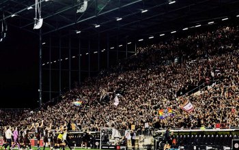 Spieler des FC St. Pauli feiern nach dem Heimsieg gegen den VfL Wolfsburg am 12.9.2026 vor und mit der Gegengerade am Millerntor. // (c) Stefan Groenveld