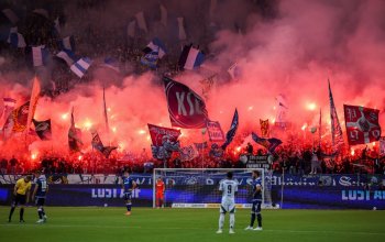 Fans des KSC beim Heimspiel gegen Schalke 04 am 13.9.2024 - viele Schwenkfahnen und Pyrotechnik. // (c) Alex Grimm / Getty Images via OneFootball