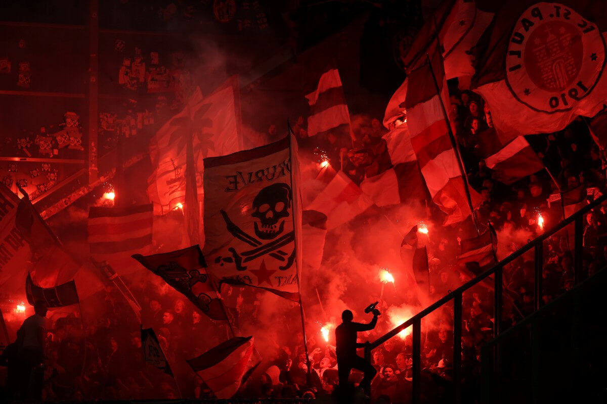 Gut beleuchteter Gästeblock des FC St. Pauli am Böllenfalltor beim Spiel bei Darmstadt 98 am 23.10.2026. // (c) Alex Grimm/Getty Images via OneFootball